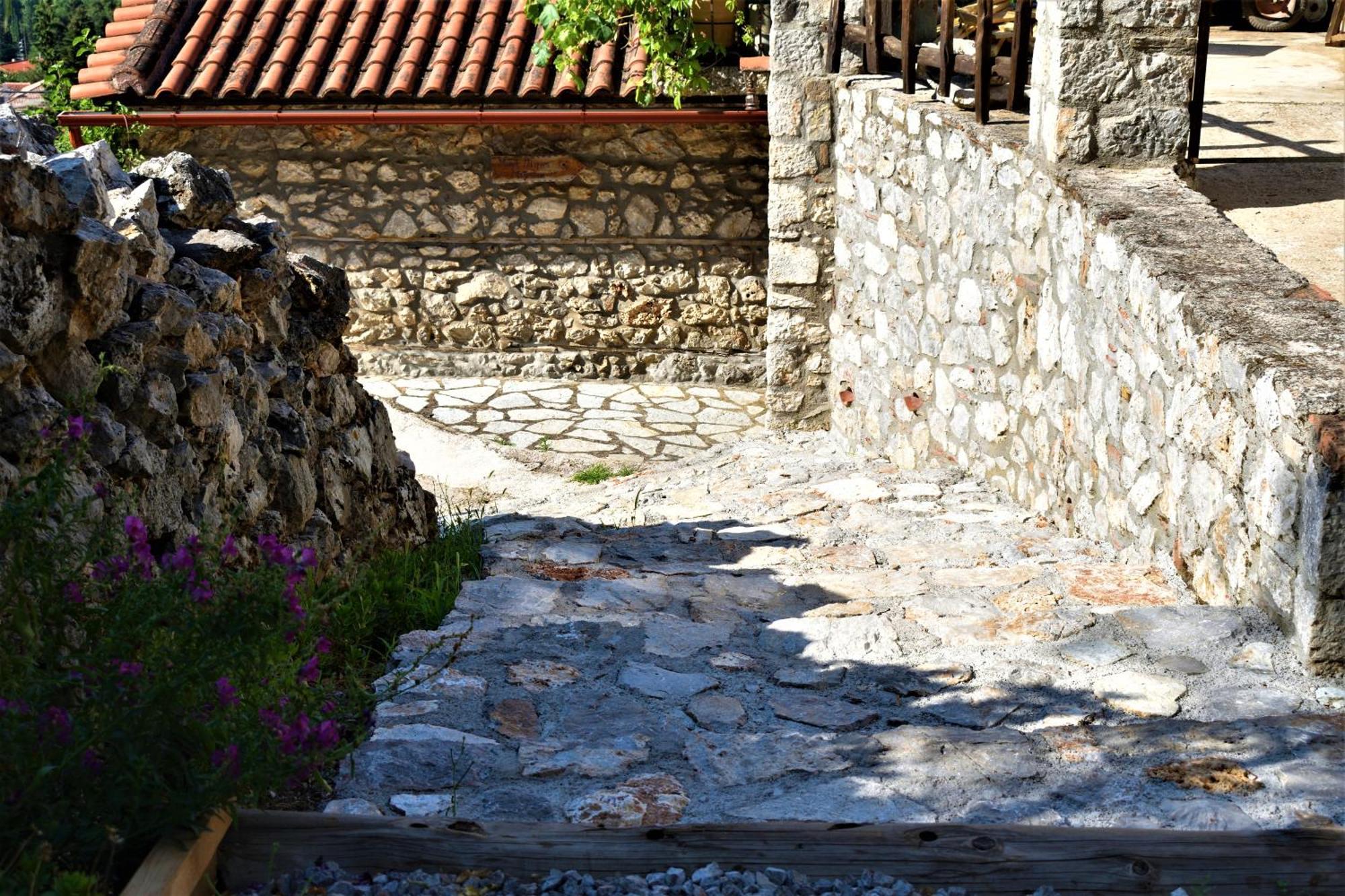 Μικρή Πέτρινη Μεζονέτα 2 Villa Lilaia Luaran gambar